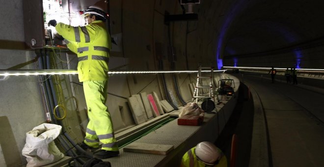 Un técnico revisando los fallos en una línea de metro. EP