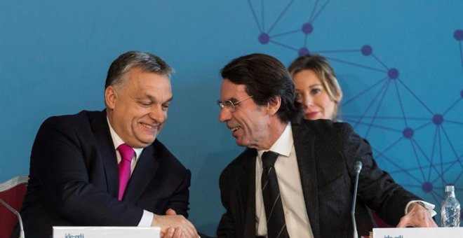 El primer ministro húngaro, Viktor Orbán (i), saluda al presidente de honor de la Internacional Demócrata de Centro (IDC) y ex presidente español, José María Aznar, durante la conferencia de líderes de la IDC celebrada en el Hotel Marriott de Budapest, Hu