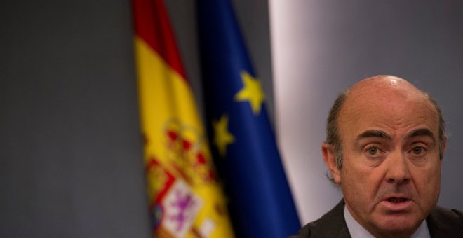 El ministro de Economía, Luis de Guindos, en una rueda de prensa en el Palacio de la Mocloa tras la reunión del Consejo de Ministros. REUTERS/Sergio Perez