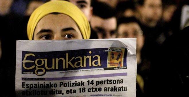 Mujer con un ejemplar del periódico 'Egunkaria'.