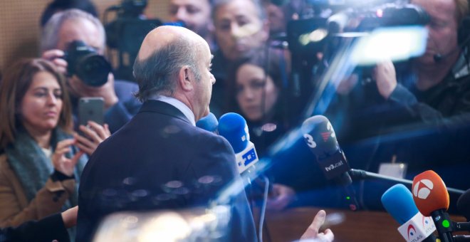 El ministro de Economía, Luis de Guindos, atiende a los medios de comunicación tras su designación para ocupar la Vicepresidencia del BCE. EFE/ Olivier Hoslet