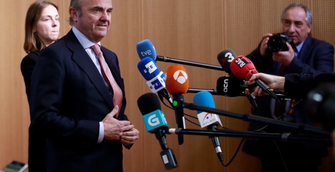 El ministro de Economía, Luis de Guindos, atiende a los medios de comunicación tras su designación como vicepresidente del Banco Central Europeo (BCE). EFE/ Olivier Hoslet
