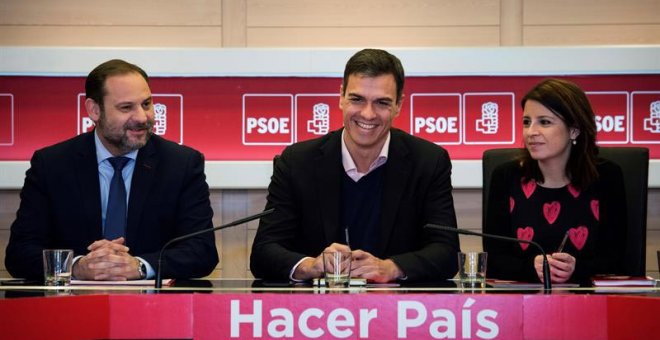 El secretario general del PSOE, Pedro Sánchez, flanqueado por Adriana Lastra, y el secretario de Área de Organización, José Luis Ábalos. | LUCA PIERGIOVANNI (EFE)