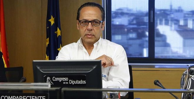 El responsable de Gürtel en la Comunidad Valenciana, Álvaro Pérez, el Bigotes, en el Congreso de los Diputados durante su comparecencia ante la comisión de investigación sobre la presunta financiación ilegal del PP. EFE/Javier Lizón