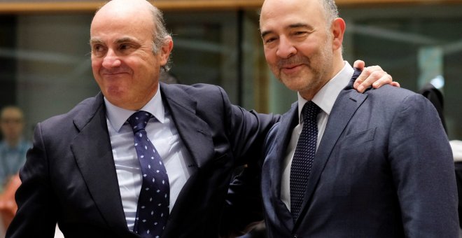 El ministro de Economía, Luis de Guindos, saluda al comisario de Economía y Asuntos Financieros, Pierre Moscovici, antes de la reunión del Ecofin. EFE/ Olivier Hoslet
