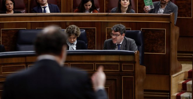 El presidente del Gobierno, Mariano Rajoy, responde al líder de Unidos Podemos, Pablo Iglesias, durante la sesión de control al Ejecutivo, en el Congreso de los Diputados. EFE/Emilio Naranjo