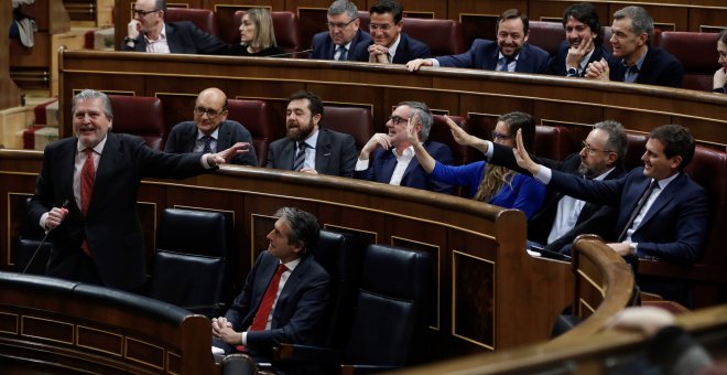 Los diputados de Ciudadanos gesticulan durante una de las intervenciones del ministro de Cultura, Íñigo Méndez de Vigo, en la sesión de control al Ejecutivo, en el Congreso de los Diputados. EFE/Emilio Naranjo