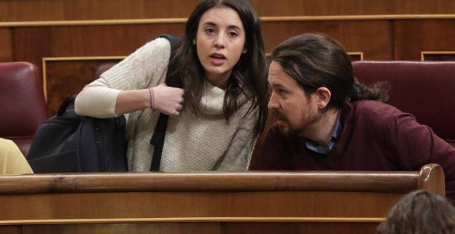 Los diputados de Podemos Pablo Iglesias,d., e Irene Montero en el Pleno del Congreso. | ZIPI (EFE)