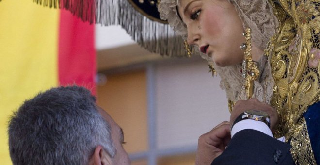 Acto de imposición de la medalla al Mérito Policial a la virgen María Santísima del Amor. /EFE