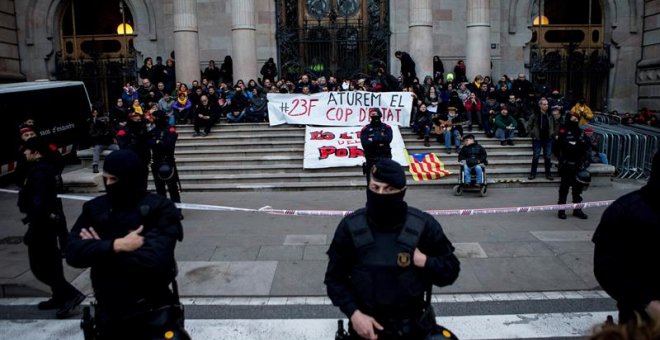 Varias decenas de personas se han concentrado a primera hora de esta mañana ante el Tribunal Superior de Justicia de Catalunya (TSJC). - EFE