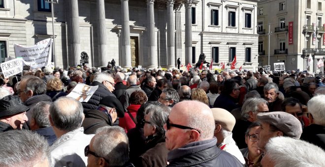 Imagen de la concentración de jubilados en defensa del sistema público de pensiones, en la Carrera de San Jerónimo en Madrid, frente al Congreso de los Diputados. EFE/Jesús Narvaiza