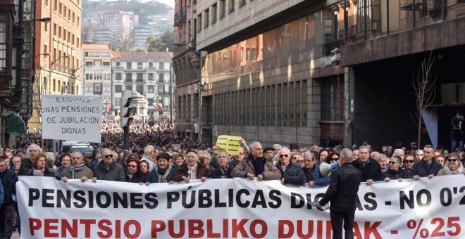 Manifestación de jubilados y pensionistas por las calles de Bilbao (Vizcaya) en defensa de unas pensiones dignas, del sistema público de pensiones y de su actualización en base al IPC. EFE/MIGUEL TOÑA