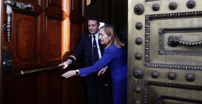 La presidenta del Congreso, Ana Pastor, abre la puerta de la Cámara Baja en una jornada de puertas abiertas./ EFE