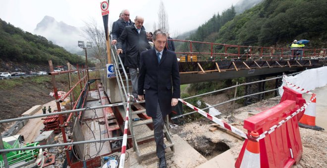 El ministro de Fomento, Iñigo de la Serna, durante su visita a las obras de la N-621 a su paso por el Desfiladero de la Hermida en la localidad cántabra de Lebeña. EFE/ Pedro Puente Hoyos