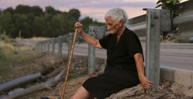 FOTO: María Martín, en la carretera de Buenaventura (Toledo) bajo la que yace, en una fosa común, su madre.- ALMUDENA CARRACEDO