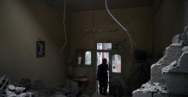 Un hombre, en una casa en ruinas en Guta, hace unos días. REUTERS/Bassam Khabieh