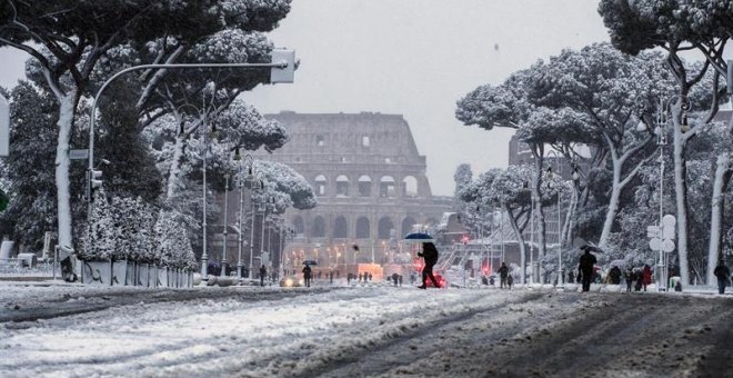 Una intensa nevada deja Roma cubierta de blanco. / EFE