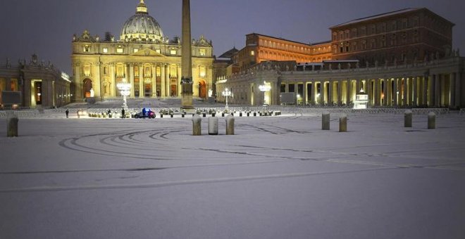 La Plaza del Vaticano completamente nevada. / EFE