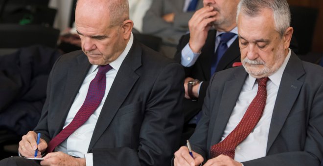 Los expresidentes del Gobierno andaluz, Manuel Chaves (i) y José Antonio Griñán (d), toman notas durante el juicio de la pieza política de los ERE. EFE/ Raul Caro Cadenas