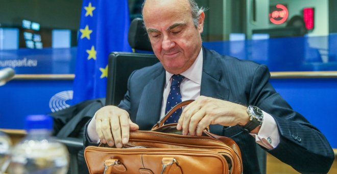 El todavía ministro de Economía, Luis de Guindos, se prepara para responder a las preguntas de los miembros de la Comisión de Asuntos Económicos del Parlamento Europeo, en su examen para ocupar la vicepresidencia del BCE, en Bruselas, Bélgica, el 26 de fe