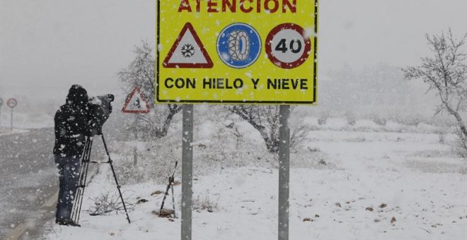 Paisaje nevado cerca de Utiel, en Valencia. / EFE