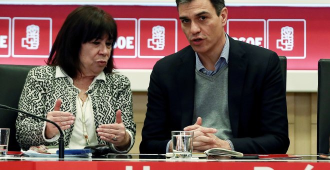 El secretario general del PSOE, Pedro Sánchez, con la presidenta del partido, Cristina Narbona, durante una reunión de la dirección socialista, en la sede madrileña de Ferraz. EFE/Mariscal