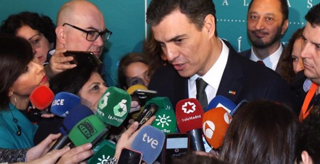 El secretario general del PSOE, Pedro Sánchez, hace declaraciones a los periodistas, en Sevilla, en los actos del 28-F. E.P.