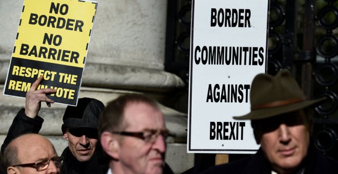 Manifestantes contra el Brexit en Dublín. REUTERS/Clodagh Kilcoyne