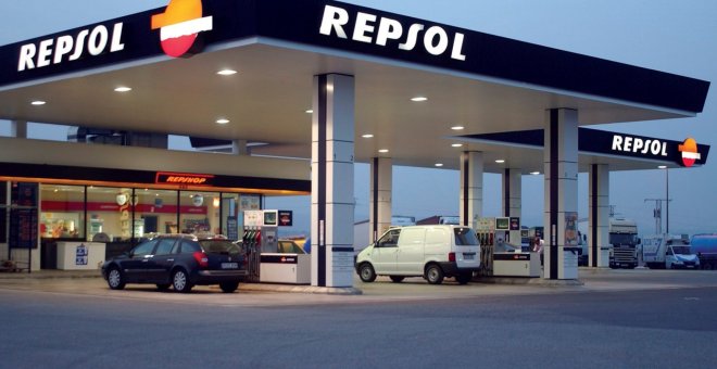 Vista de una estación de servicio de la petrolera española Repsol. EFE