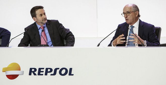 El consejero delegado de Repsol, Josu Jon Imaz, y el presidente de la petrolera, Antonio Brufau, en la junta de accionistas