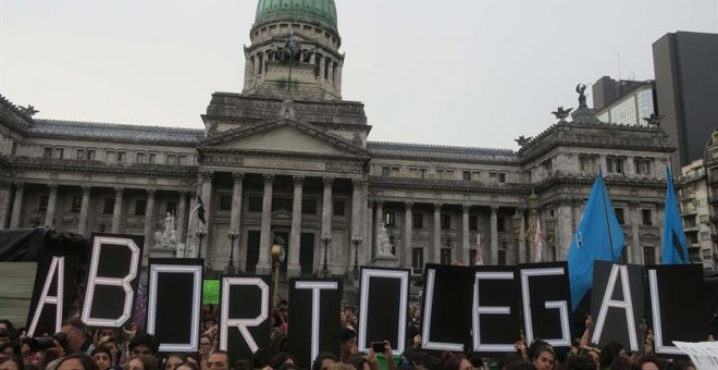 Cientos de personas se manifiestan para pedir el aborto seguro en Buenos Aires hace unos días. EFE/Javier Caamaño