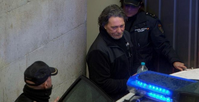 El narcotraficante gallego Sito Miñanco, sale de la Audiencia de Pontevedra, con destino a la cárcel de A Lama, tras haberse suspendido el juicio contra él por blanqueo de dinero. EFE/ Salvador Sas