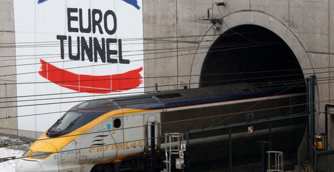 El tren de alta velocidad Eurostar entrando en el tunel bajo el Canal de la Mancha (Eurotunnel). REUTERS/Pascal Rossignol