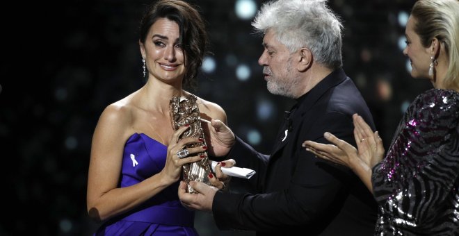 Penelope Cruz recibe el Cesar de Honor de manos de  Pedro Almodovar, mientras la actriz Marion Cotillard aplaude, durante la gala de entrega de los premios del cine francés. EFE/EPA/YOAN VALAT