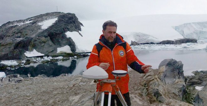 Foto del Ministerio de Defensa español del capitán de fragata Javier Montojo Salazar en una ubicación no especificada en la Antártida. EFE