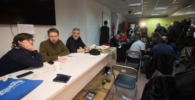 Mireia Boya (i), Vidal Aragonés (c) y Carles Riera (d) durante la reunión del consejo político de la CUP celebrado hoy en Barcelona para valorar la propuesta de acuerdo de JxCat y ERC para desbloquear la legislatura en Cataluña (Marta Perez / EFE)