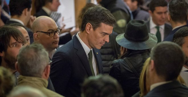 El secretario general del PSOE, Pedro Sánchez (c), a su llegada al Teatro de la Maestranza de Sevilla, en los actos del Día de Andalucía. EFE/Julio Muñoz