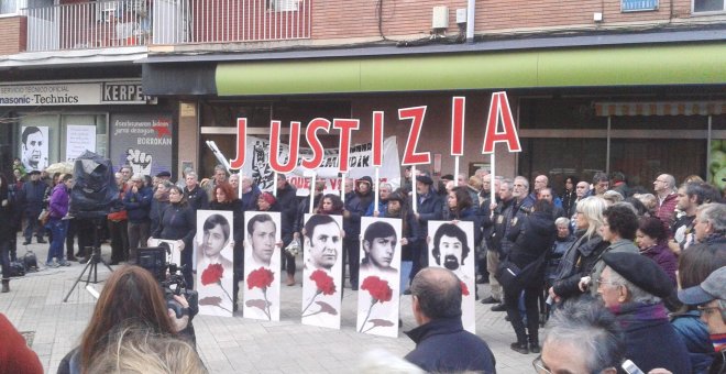 Miles de personas se manifiestan en Vitoria para pedir justicia para las víctimas de la masacre de la Policía Armada.- EP