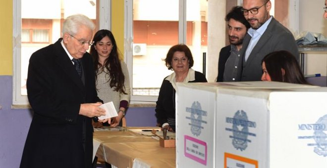 El presidente de Italia, Sergio Mattarella, vota este domingo en Palermo / EFE.