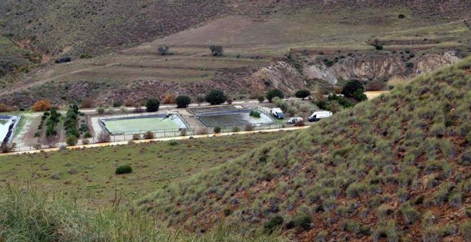 La zona del embalse y la depuradora que se han registrando en busca de más pistas sobre la desaparición del niño. EFE/Ricardo García