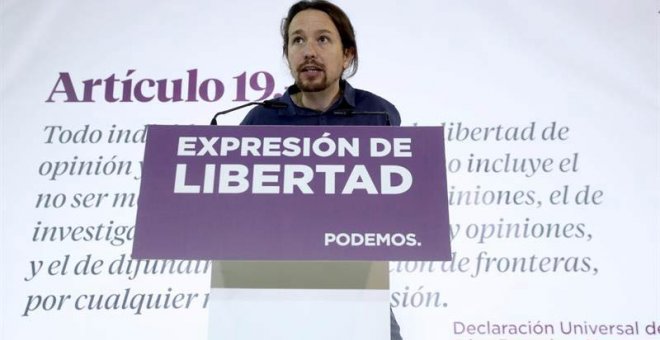 El secretario general de Podemos, Pablo Iglesias, durante la lectura pública del libro “Fariña”, que ha sido hoy retirado por orden judicial. | KIKO HUESCA (EFE)