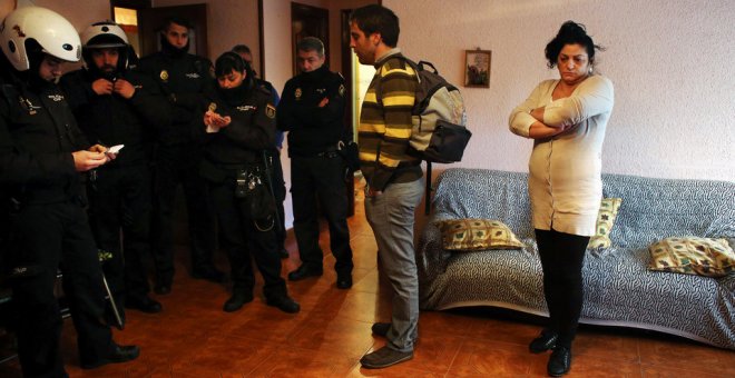 Efectivos de la Policía Nacional en el desalojo de una pareja en Madrid. REUTERS/Susana Vera
