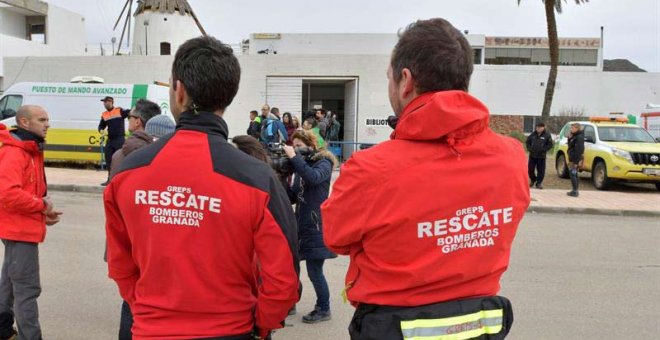 Bomberos de Granada llegando hoy al puesto de mando para participar en la búsqueda de Gabriel, el menor desaparecido en el paraje de las Horticuelas en Nijar. | CARLOS BARBA (EFE)