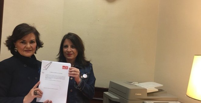 Las socialistas Carmen Calvo y Adriana Lastra hoy en el Congreso. /PSOE
