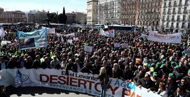 Vista general de la manifestación celebrada hoy en Madrid en la que Organizaciones agrarias, usuarios del trasvase Tajo-Segura, empresas exportadoras y representantes institucionales del levante español han convocado una marcha. /EFE