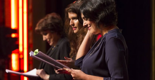 Roselyne Bachelot, Marlène Schiappa y Myriam El Khomri leen 'Los monólogos de la vagina' en París. / SVEND ANDERSEN