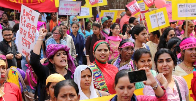 Varias mujeres se congregan para protestar contra las violaciones y el abuso hacia las mujeres durante el Día Internacional de la Mujer en Nueva Delhi (India), hoy 8 de marzo de 2018. EFE/ Rajat Gupta