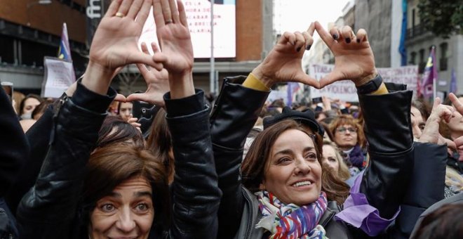 Miles de periodistas han abarrotado la plaza madrileña de Callao para protestar contra el machismo en la profesión. /EFE/ Emilio Naranjo