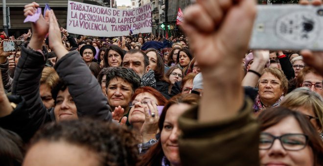 Miles de periodistas han abarrotado la plaza madrileña de Callao para protestar contra el machismo en la profesión. /EFE/ Emilio Naranjo