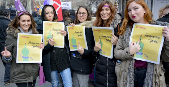 Cinco mujeres muestran ejemplares del especial del Diario Público con motivo de la huelga feminista del 8M en la madrileña plaza de Atocha. /J. GÓMEZ